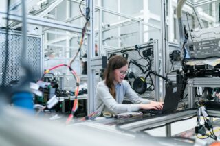 Piccola impresa industriale con pannelli e macchinari - costo energia PMI